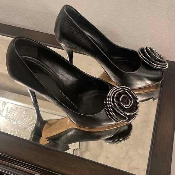 Giuseppe Zanotti Black Leather Flower Detail Peep Toe Pumps Size 39. - Picture 3 of 8